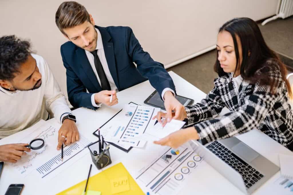 Director of supply chain hiring: a leader aligning planning, procurement, and logistics teams