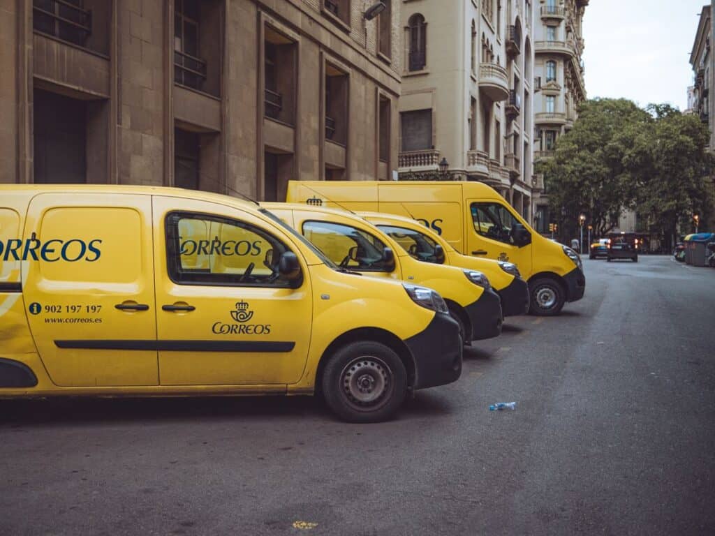 Last mile delivery manager hiring: a leader overseeing a delivery van fleet