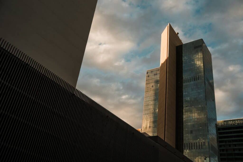 Phoenix supply chain recruiters serving the Phoenix skyline and Arizona logistics market